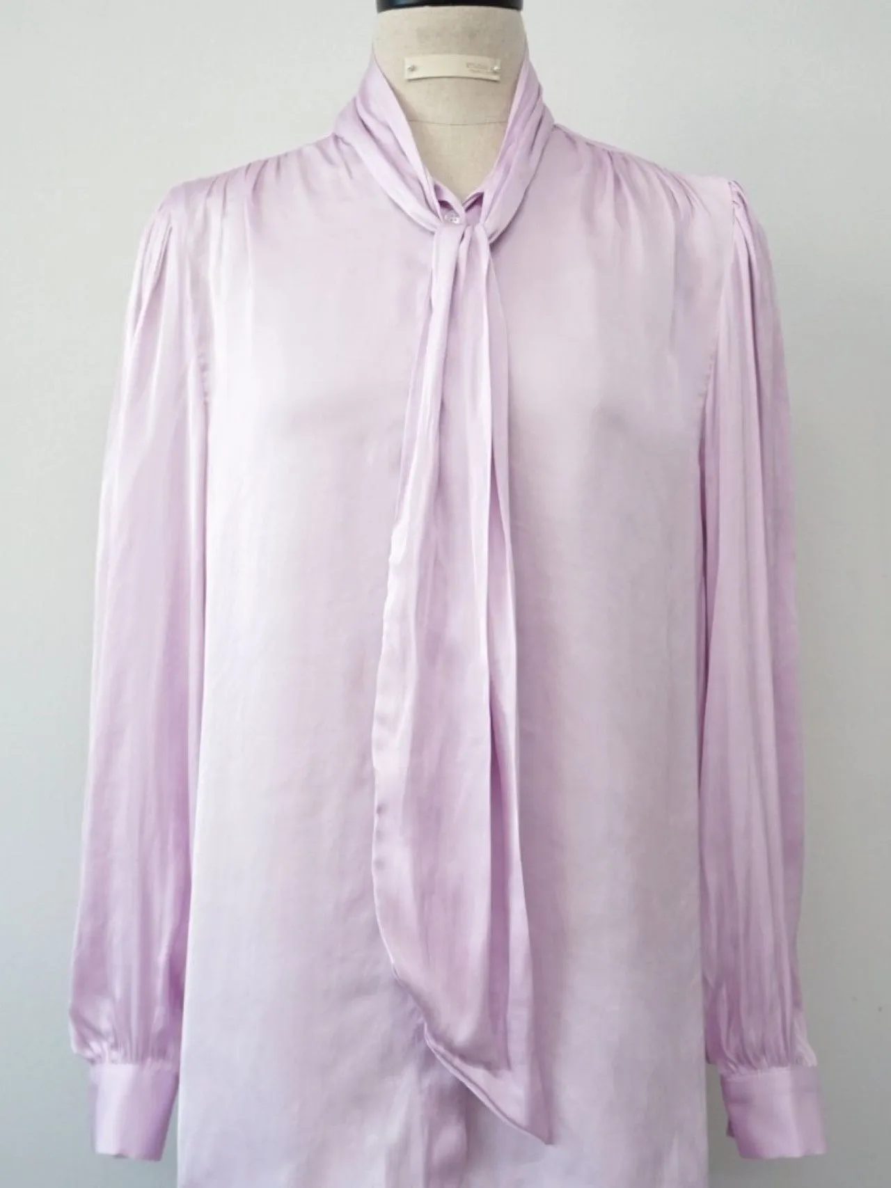 SILKY DRESS SHIRT WITH NECK TIE